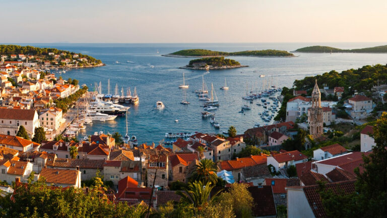 Panorama der Altstadt von Hvar, mit Blick auf die Adriainseln in Kroatien.