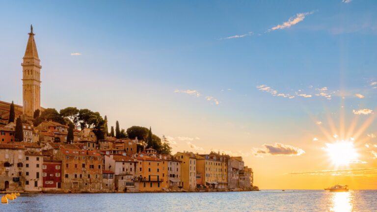 Altstadt von Rovinj in Istrien an der kroatischen Adriaküste bei Sonnenuntergang.