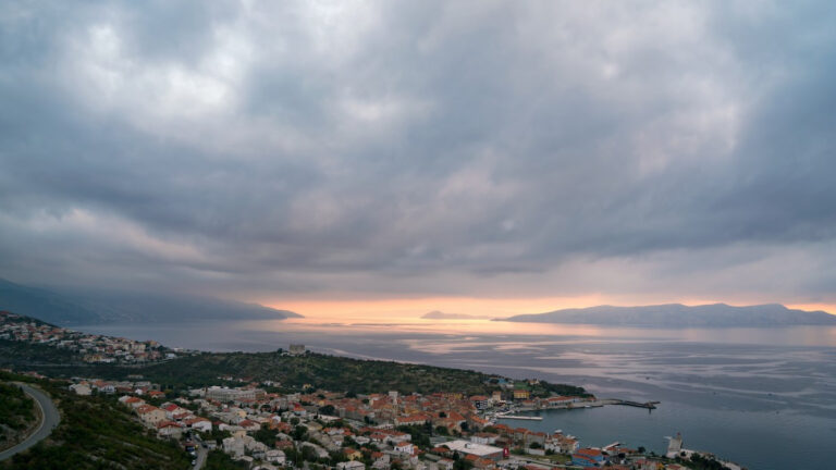 Blick auf die Küstenstadt Senj an der kroatischen Adriaküste, bekannt für die starken Fallwinde der Bura.