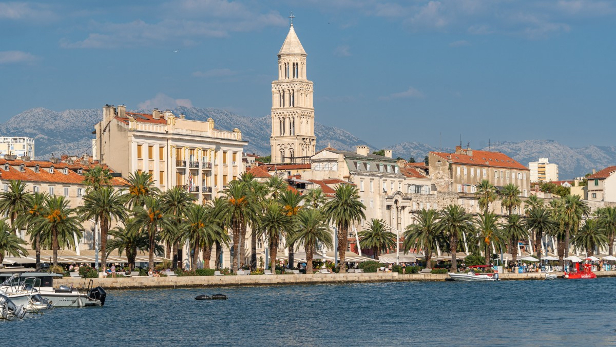 Riva Promenade in Split Kroatien mit Blick auf die Altstadt und den Glockenturm der Kathedrale des Heilligen Domnius im Diokletianpalast.