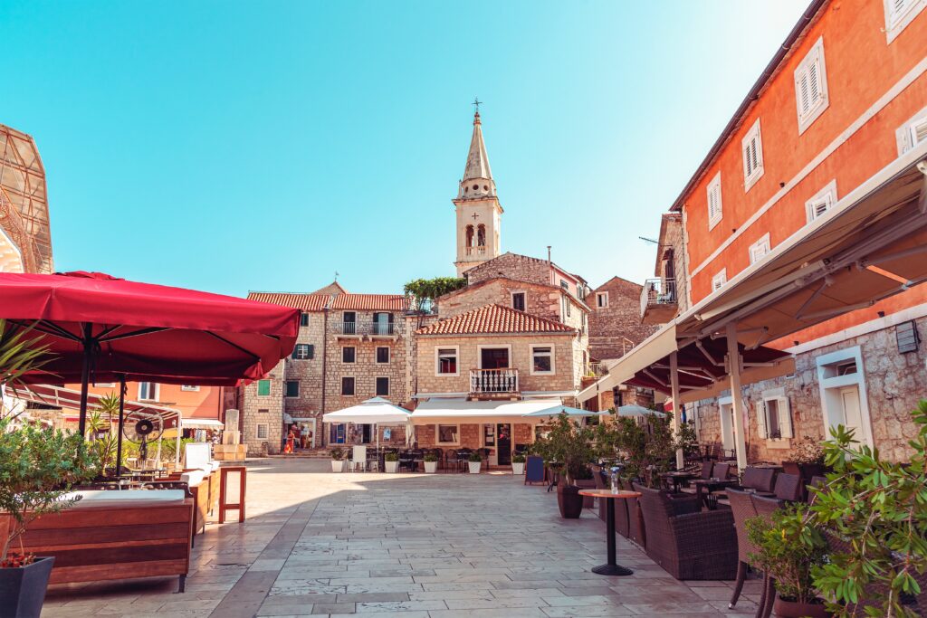 Altstadtplatz in Jelsa auf der Insel Hvar in Kroatien.