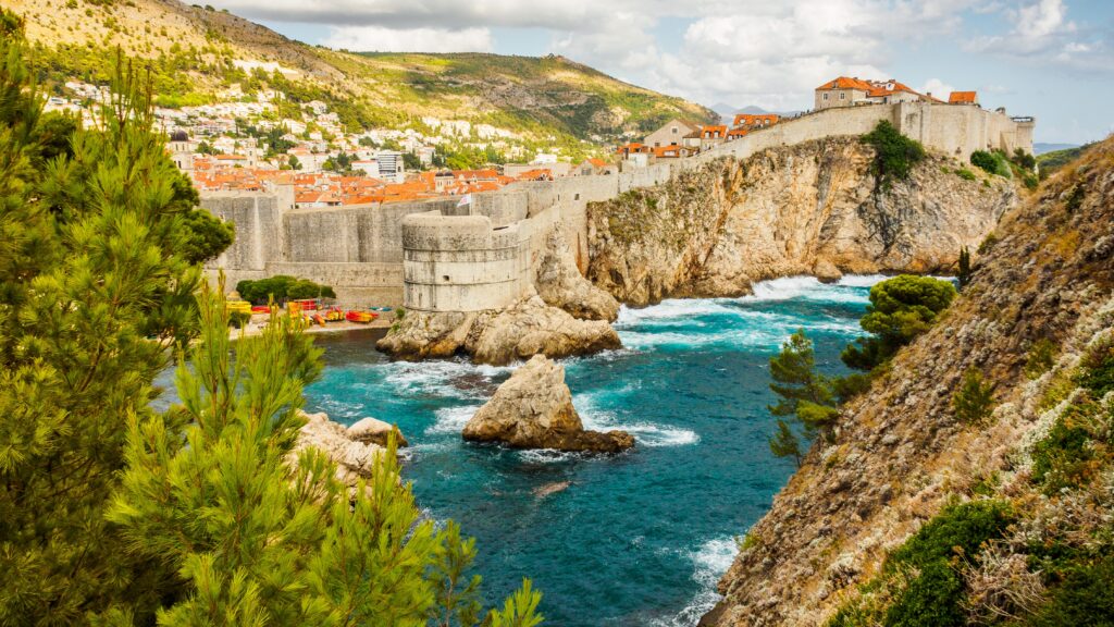 Stadtmauer der Altstadt von Dubrovnik über der Adriaküste in Kroatien.