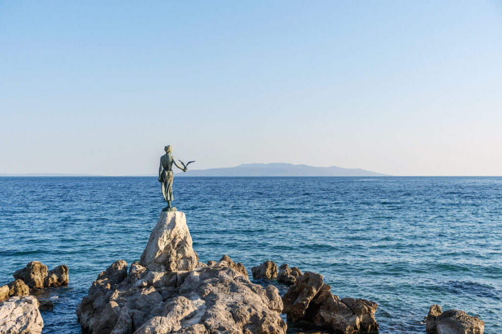 Statue "Mädchen mit Möwe" in Opatija, an der Küste der Kvarner Bucht in Kroatien.