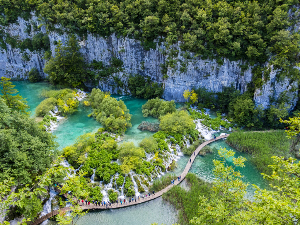 Wasserfälle und Holzstege im Nationalpark Plitvicer Seen in Kroatien.