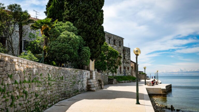 Ruhige Promenade in Rovinj am Meer - Moment von Fjaka