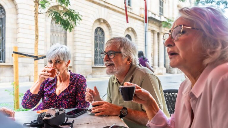 Menschen sitzen zusammen in einem Café und trinken Kaffee