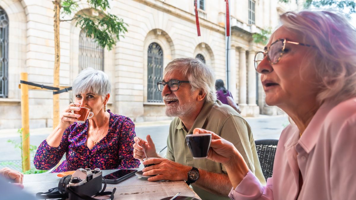 Menschen sitzen zusammen in einem Café und trinken Kaffee
