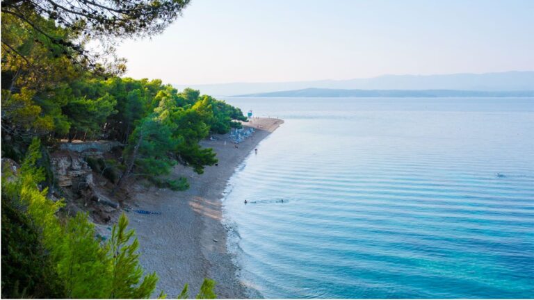 Küstenabschnitt auf der Insel Brač mit klarem Wasser an der Adria
