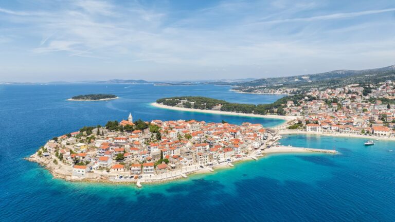 Primošten in Dalmatien Mit Blick auf die Adria und umliegende Inseln