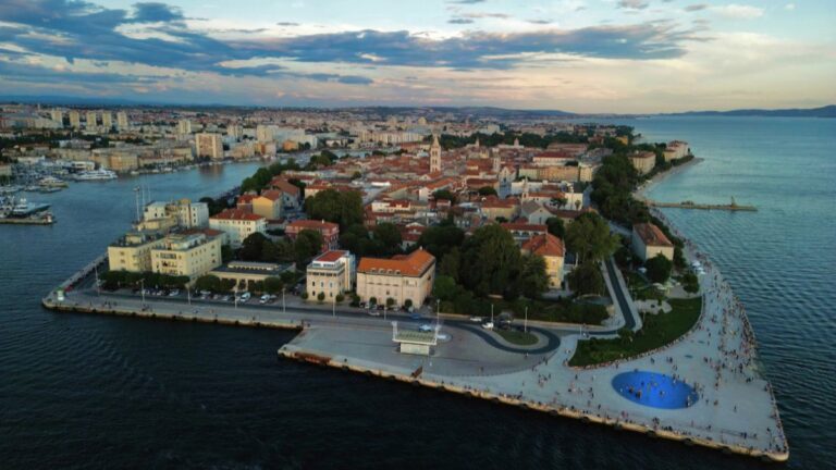 Altstadt von Zadar auf der Halbinsel Mit Blick auf die Riva und das Meer