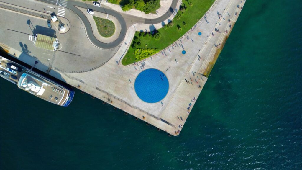 Gruß an die Sonne in Zadar von oben Mit Blick auf die Uferpromenade und das Meer