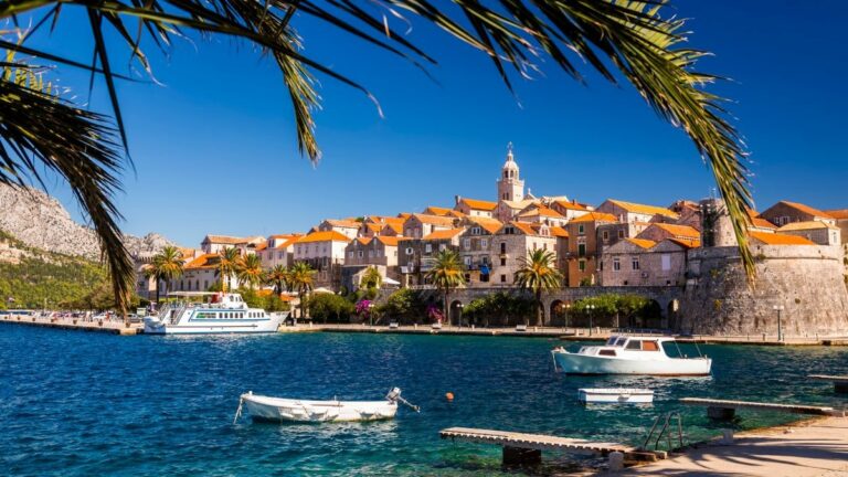Altstadt von Korčula in Kroatien mit Blick vom Wasser