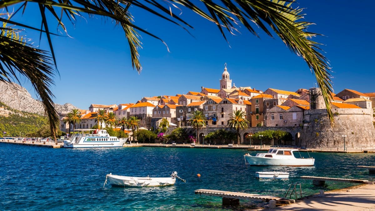 Altstadt von Korčula in Kroatien mit Blick vom Wasser