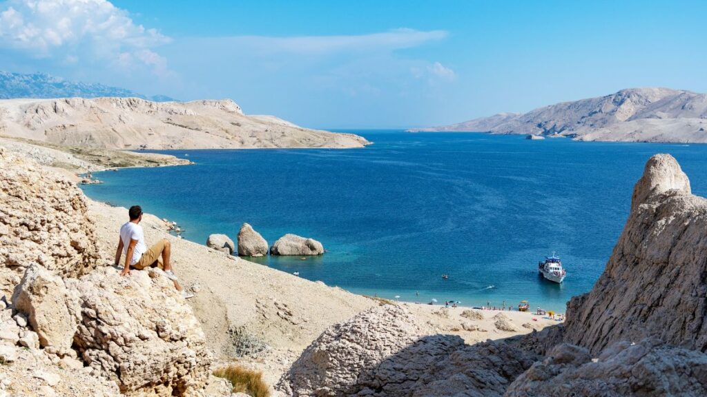 Karge Küstenlandschaft auf der Insel Pag in Kroatien mit hellem Stein und türkisblauem Wasser