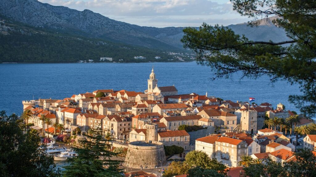 Blick auf die Altstadt von Korčula mit Stadtmauern, Türmen und roten Dächern an der kroatischen Adriaküste