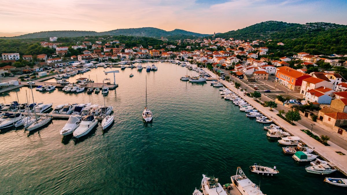 Hafen an der kroatischen Küste im August mit Booten und warmem Abendlicht