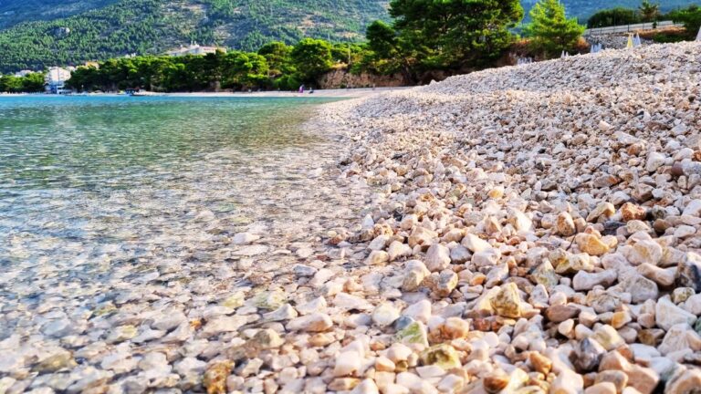 Kiesstrand mit klarem Wasser an der kroatischen Küste
