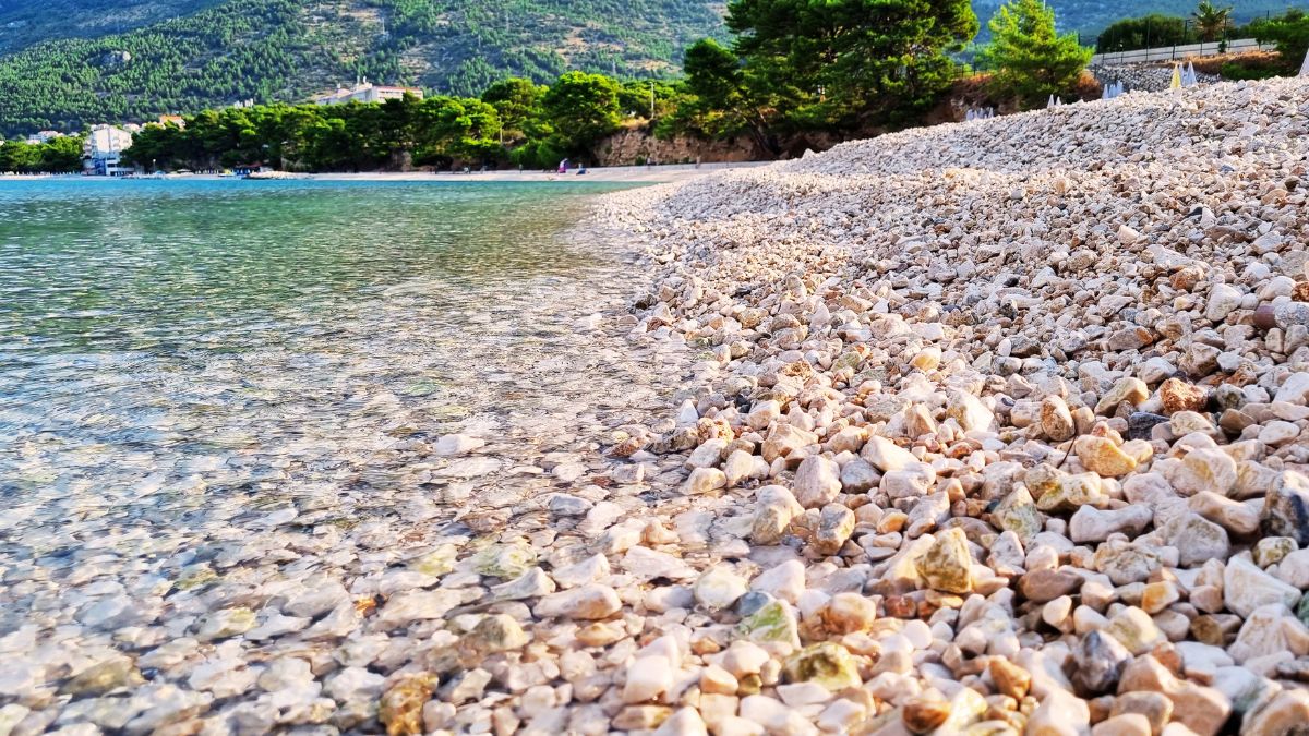 Kiesstrand mit klarem Wasser an der kroatischen Küste