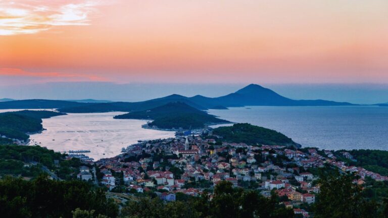 Blick über Mali Lošinj auf der Insel Lošinj im Kvarner