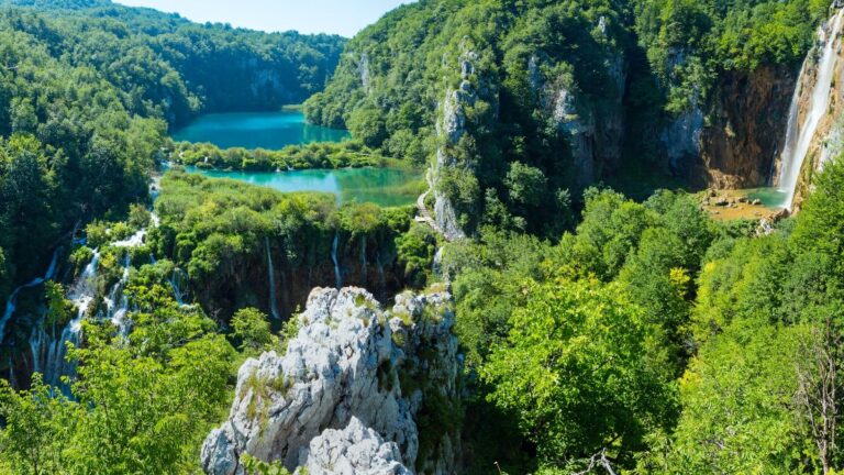 Plitvicer Seen in Kroatien mit grün schimmernden Seen, Wald, Felsen und Wasserfällen im Nationalpark
