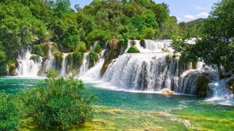 Breite Wasserfälle und grün schimmerndes Wasser am Skradinski buk im Nationalpark Krka in Kroatien