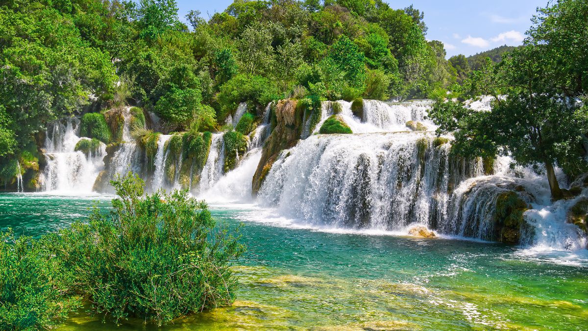 Breite Wasserfälle und grün schimmerndes Wasser am Skradinski buk im Nationalpark Krka in Kroatien
