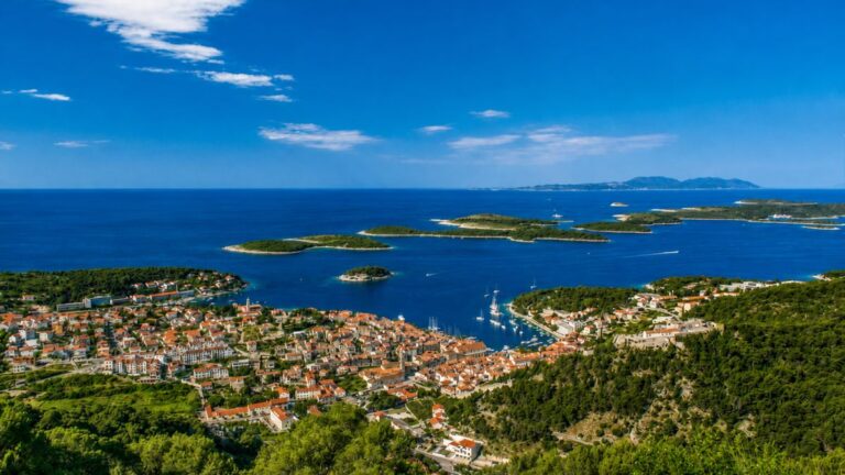 Panoramablick über Hvar-Stadt auf der kroatischen Insel Hvar mit Hafen und den Pakleni-Inseln