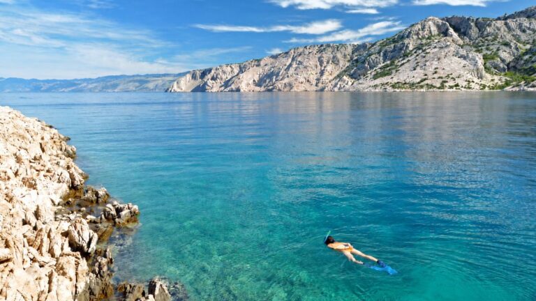 Schnorchlerin in klarem Wasser im Golf von Lukovo in Kroatien